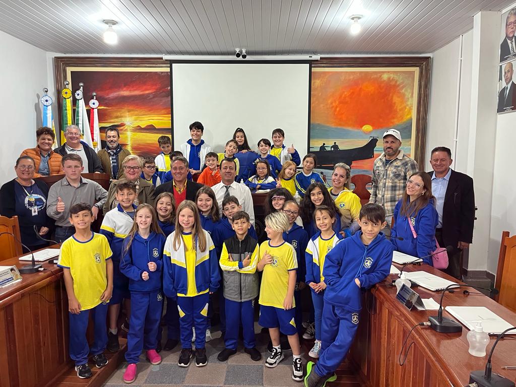 Câmara recebe turma do 3º Ano do Colégio Absoluto através do Projeto "Conhecendo Pontal sob o Olhar Caiçara"